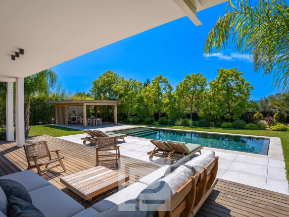 Villa contemporaine avec piscine et espace extérieur à Mougins