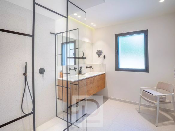 Salle de bain moderne avec douche à l'italienne et meuble en bois.