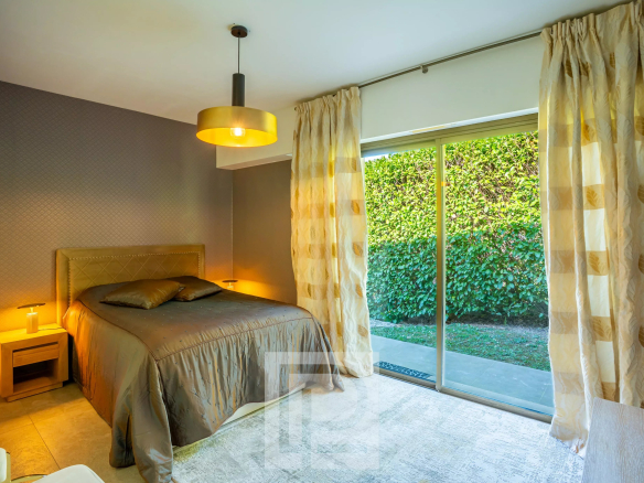 Chambre d'une villa Californienne à Vallauris avec lit double et accès extérieur.