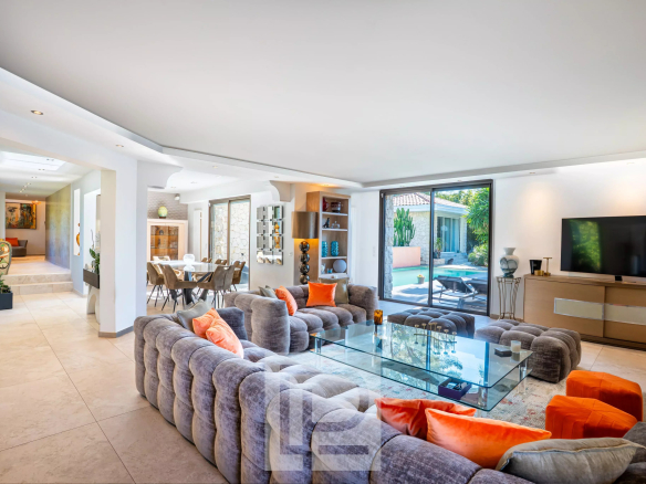 Intérieur d'une villa californienne moderne avec salon spacieux et décoration contemporaine.