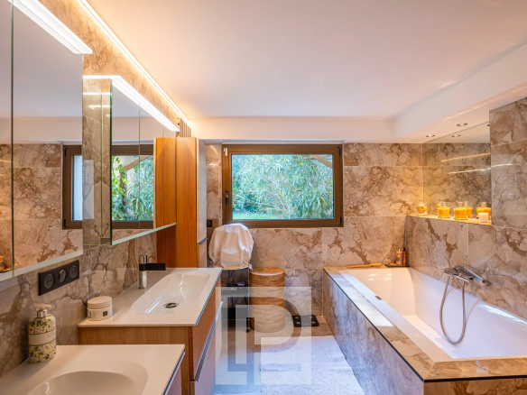 Salle de bain moderne avec baignoire et double vasque dans une villa Californienne.
