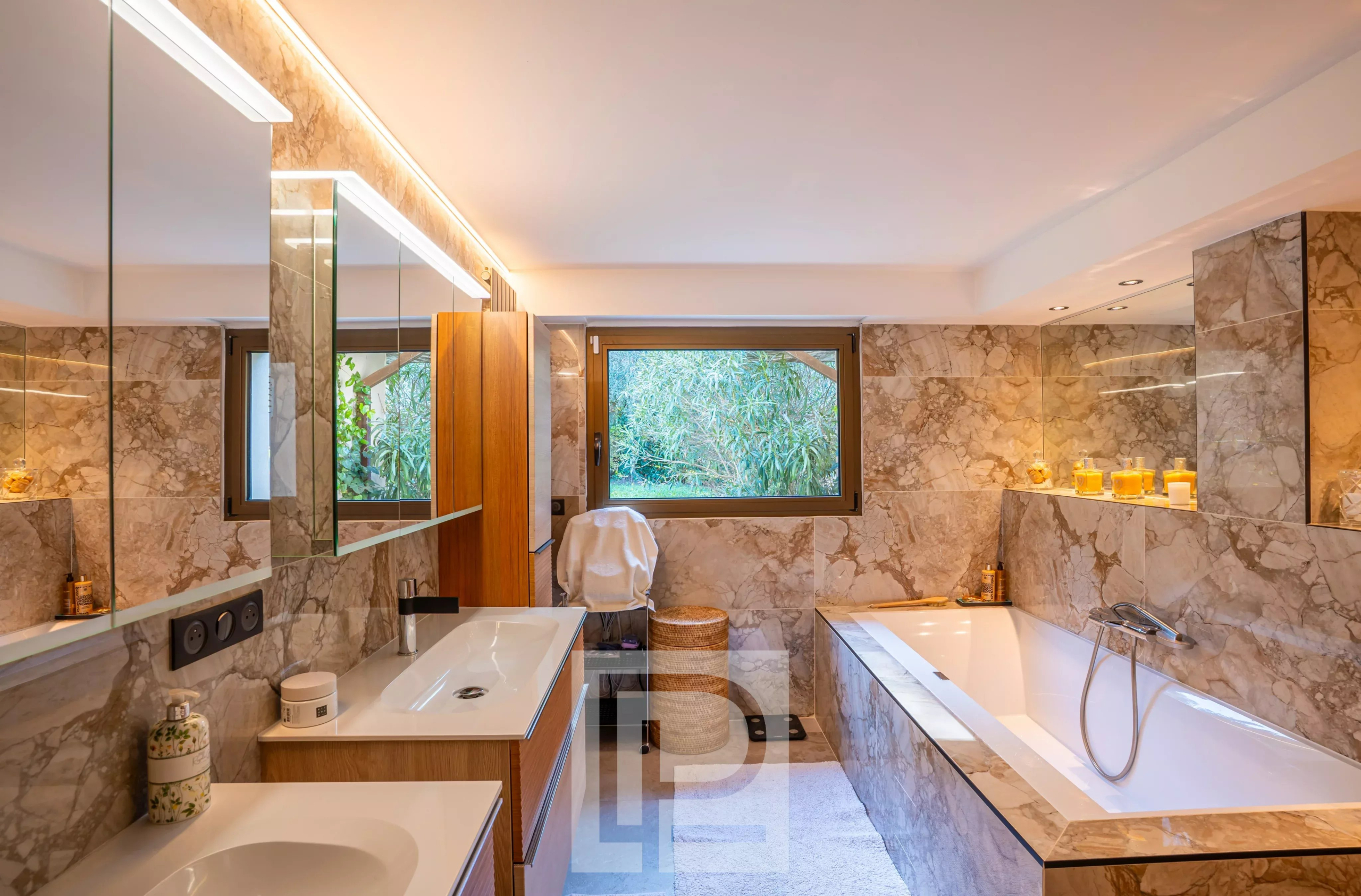 Salle de bain moderne avec baignoire et double vasque dans une villa Californienne.