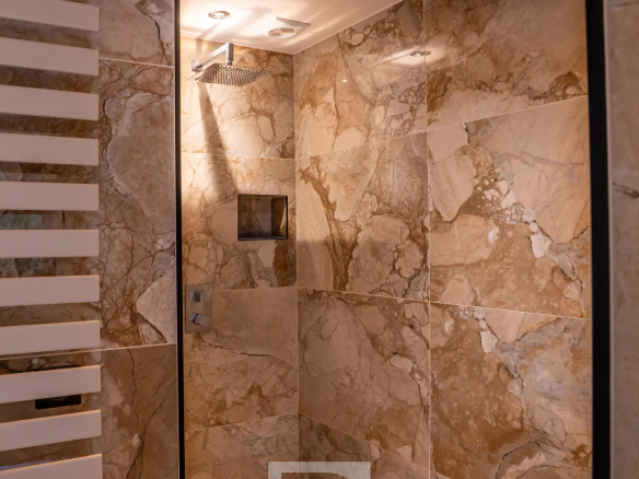 Douche moderne en marbre dans une villa Californienne.