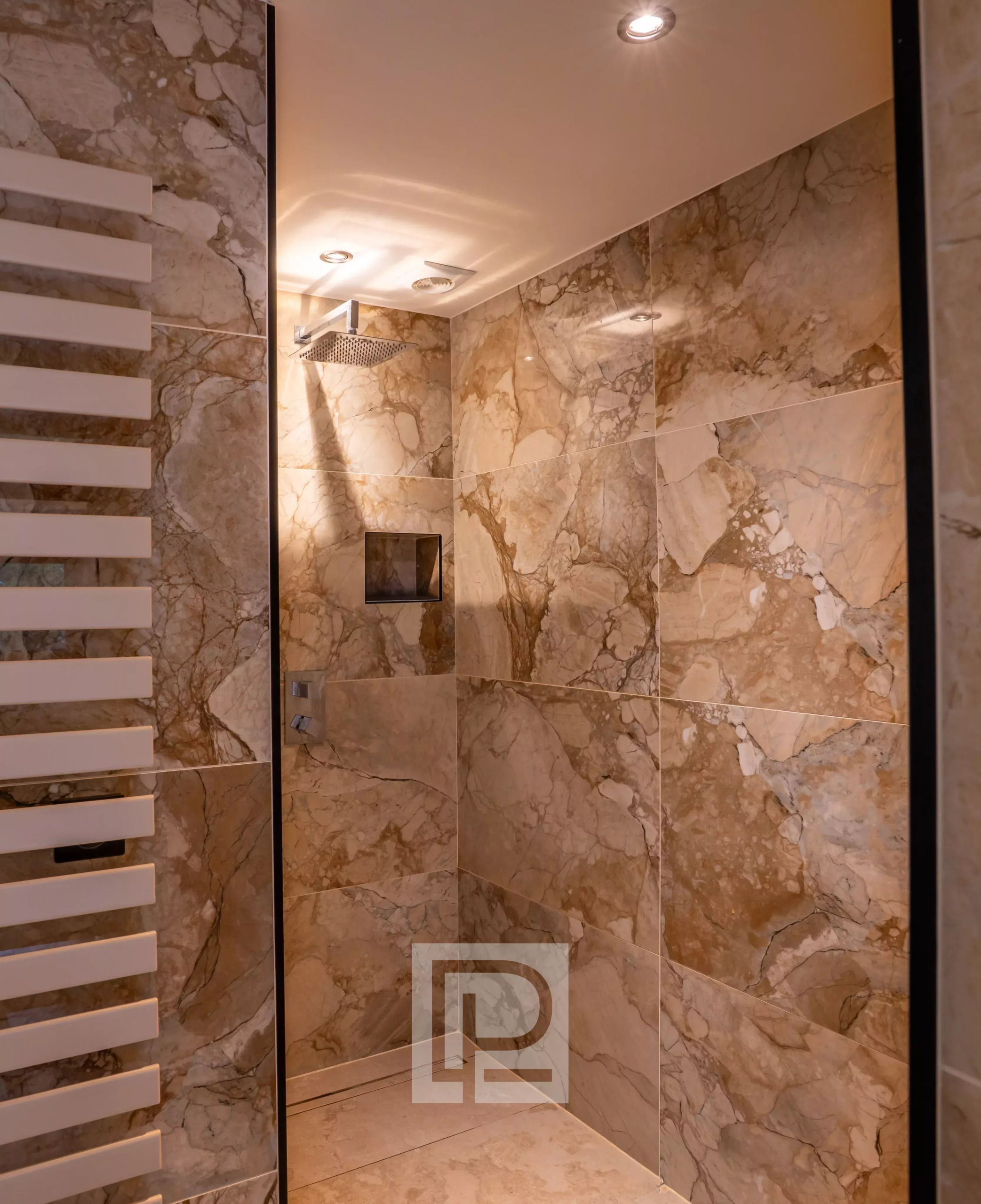 Douche moderne en marbre dans une villa Californienne.