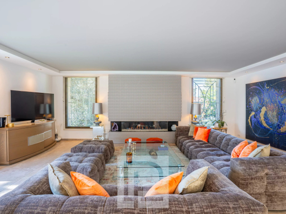 Intérieur d'une villa californienne avec un grand salon moderne et confortable.