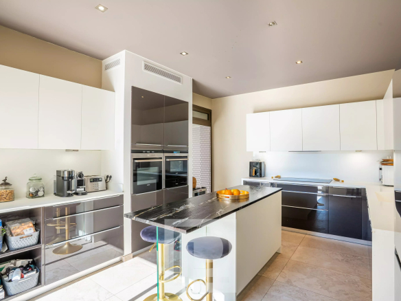 Cuisine moderne et équipée d'une villa Californienne à Vallauris, avec îlot central et rangements.