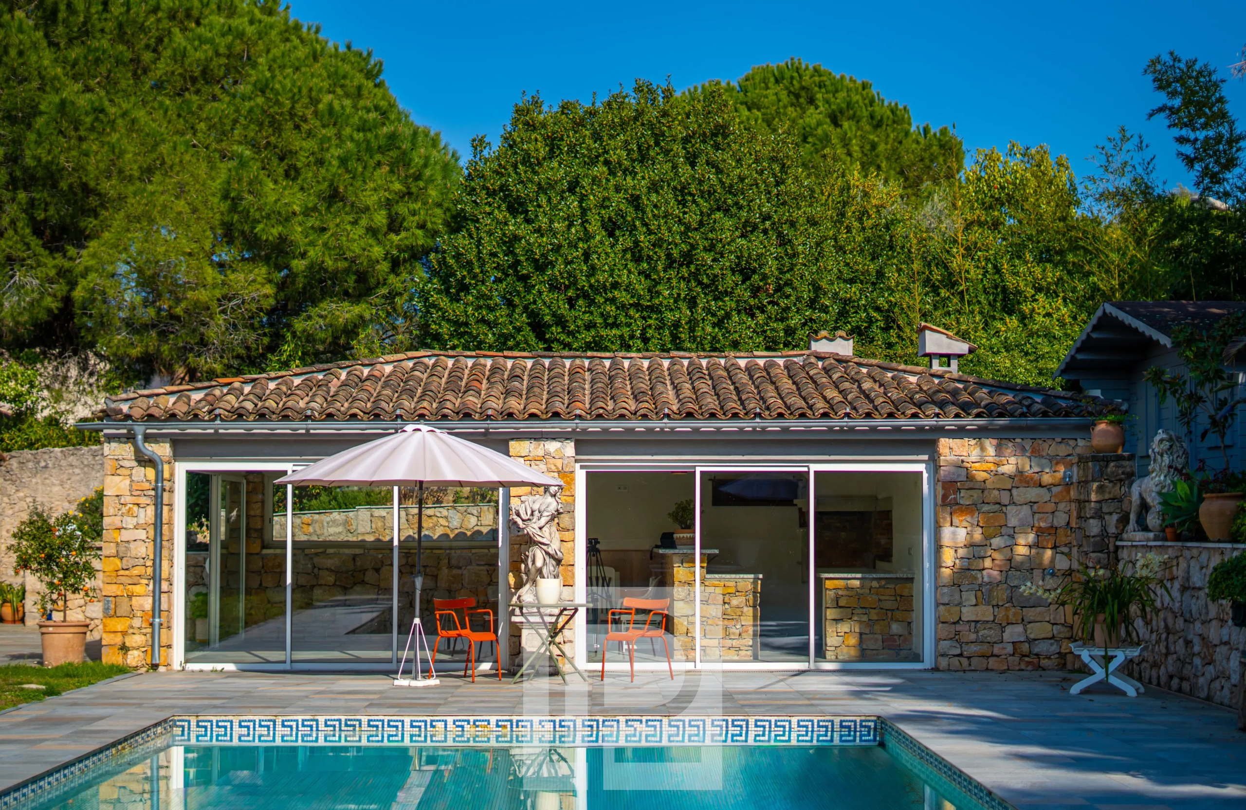 Elegant family villa in Mougins Villa with swimming pool and terrace in a residential estate in Mougins.