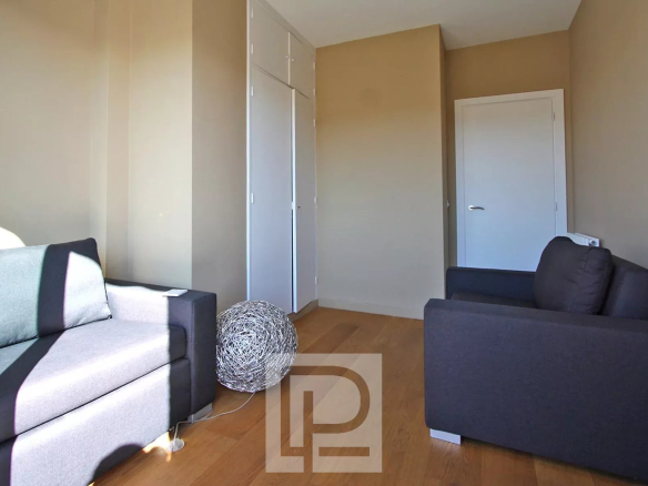 Salon d'un appartement à Cannes avec canapé et décoration moderne.