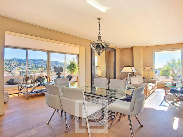 Intérieur d'un appartement spacieux avec salon lumineux et salle à manger à Cannes.