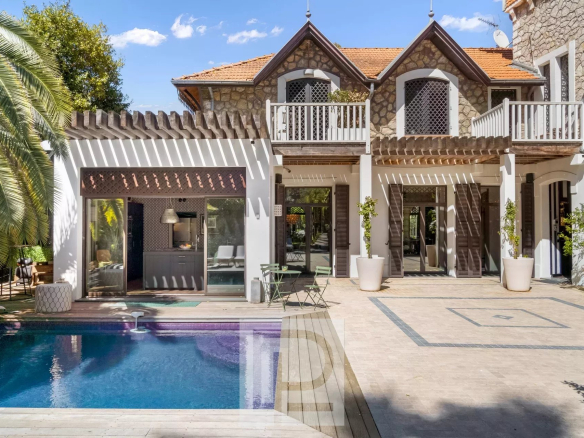 Maison d'artiste à Cannes avec piscine et terrasse, style baroque chic.