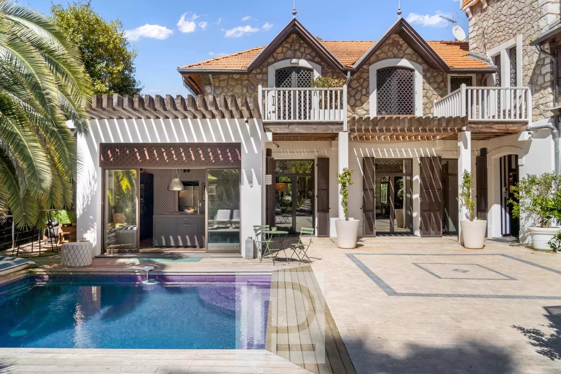 Maison d’artiste à Cannes Maison d'artiste à Cannes avec piscine et terrasse, style baroque chic.