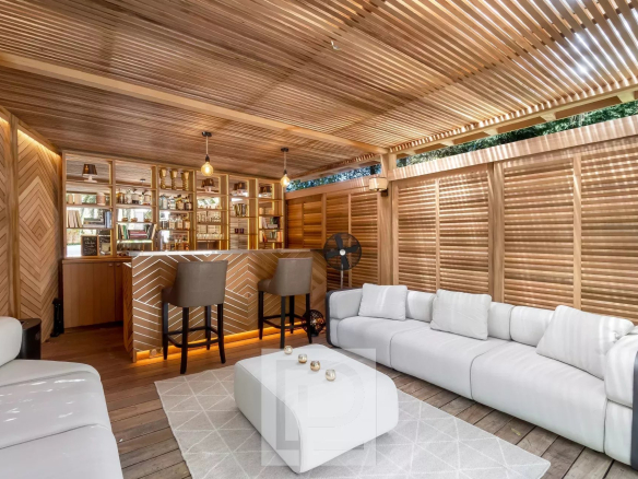 Intérieur d'une maison d'artiste à Cannes avec un salon moderne et un bar en bois