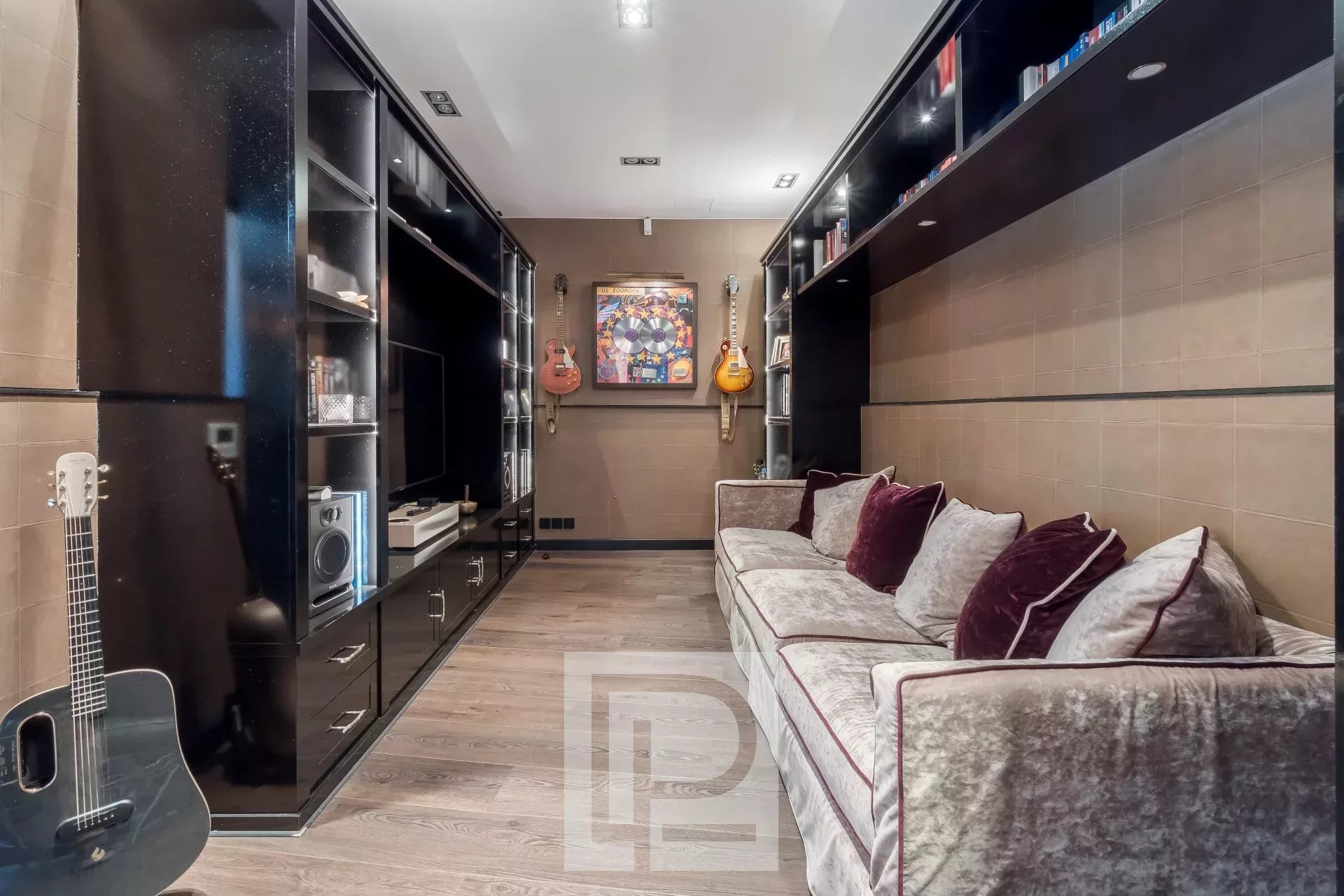 Intérieur d’une maison d’artiste à Cannes Intérieur d'une maison d'artiste à Cannes avec un salon moderne et des instruments de musique.