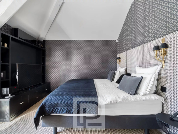 Chambre d'une maison d'artiste à Cannes, décorée dans un style baroque chic.