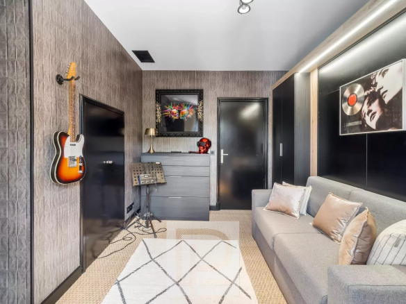 Intérieur d'une maison d'artiste à Cannes, avec un salon moderne et des éléments décoratifs.