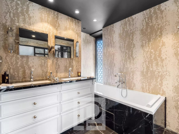 Salle de bain moderne avec baignoire et double vasque, décorée dans un style baroque chic.