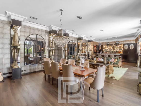 Intérieur d'une maison d'artiste à Cannes, avec une salle à manger élégante et une décoration baroque chic.