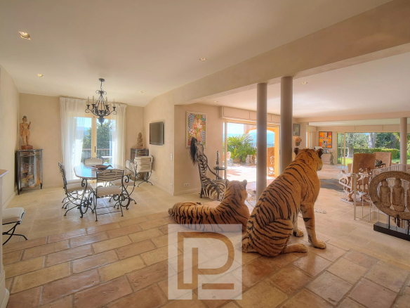 Intérieur d'une villa à Mougins avec vue sur la mer, décoré avec des sculptures de tigres.