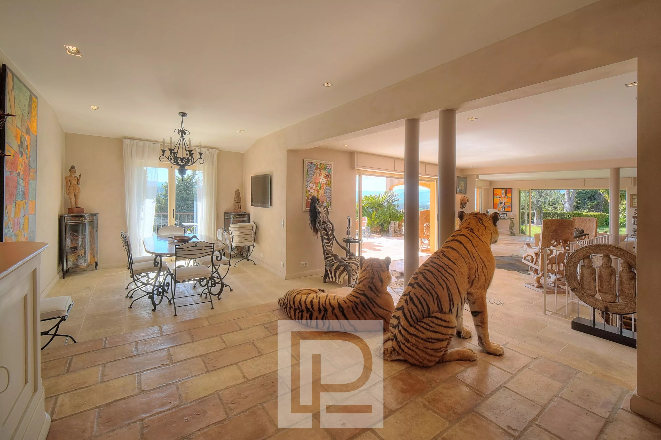 Intérieur de villa à Mougins Intérieur d'une villa à Mougins avec vue sur la mer, décoré avec des sculptures de tigres.