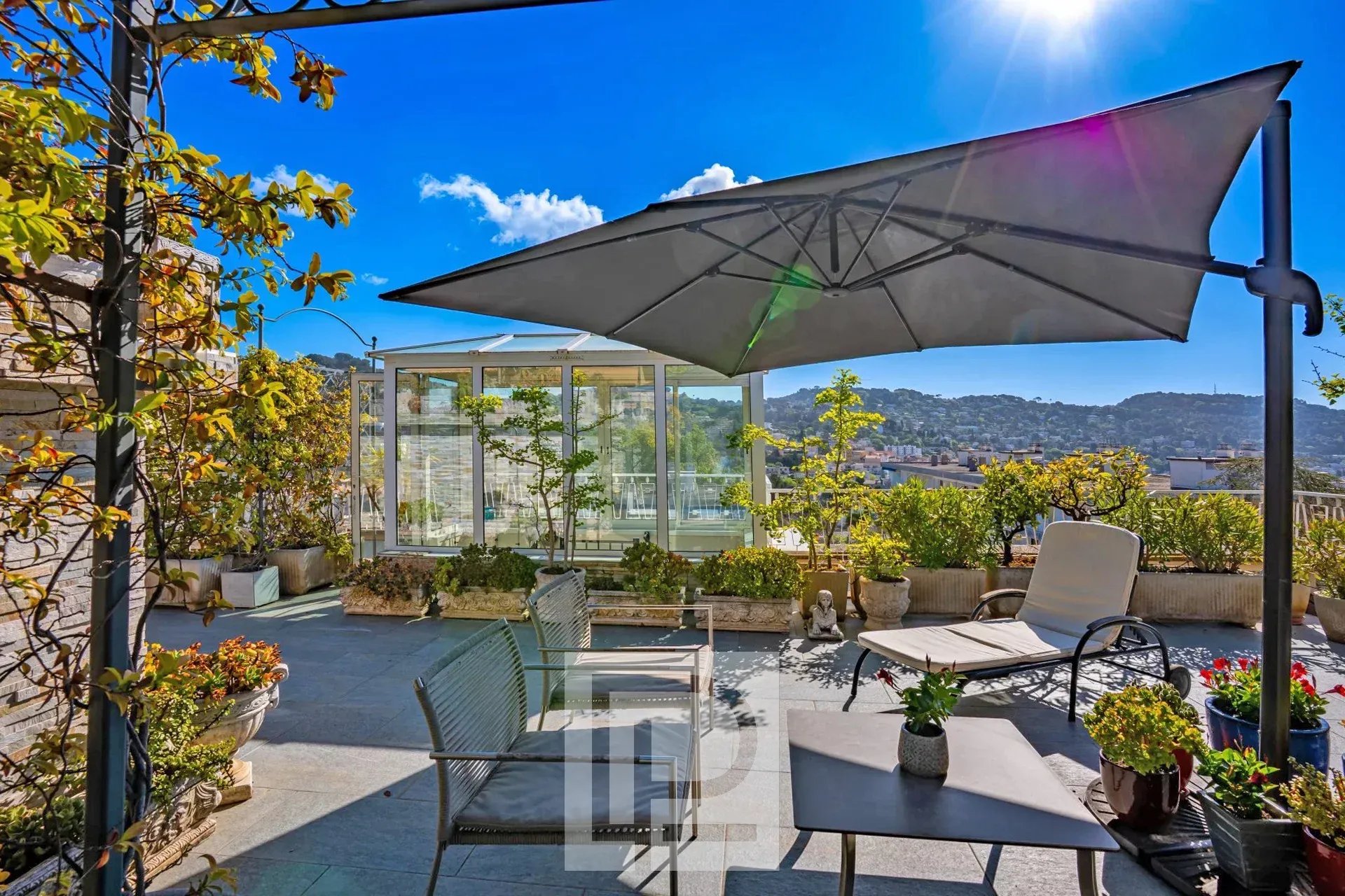 Terrasse d’appartement au dernier étage Terrasse panoramique d'un appartement rénové au dernier étage avec vue sur la ville et la mer.