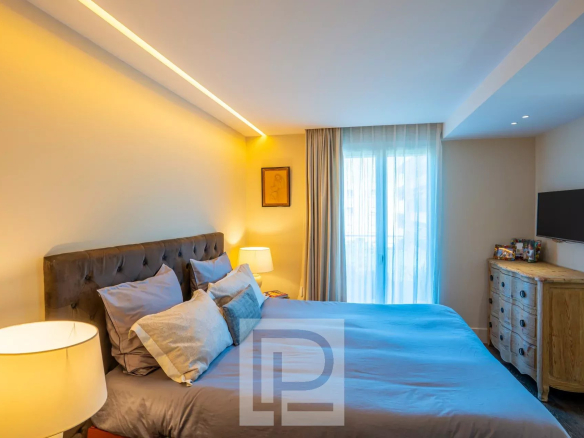 Chambre d'un appartement luxueusement rénové au dernier étage à Le Cannet.