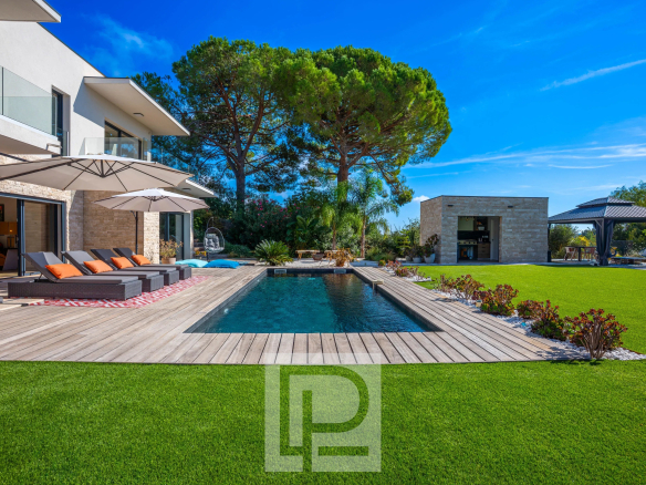 Villa contemporaine avec piscine et jardin, vue sur collines à Mougins.