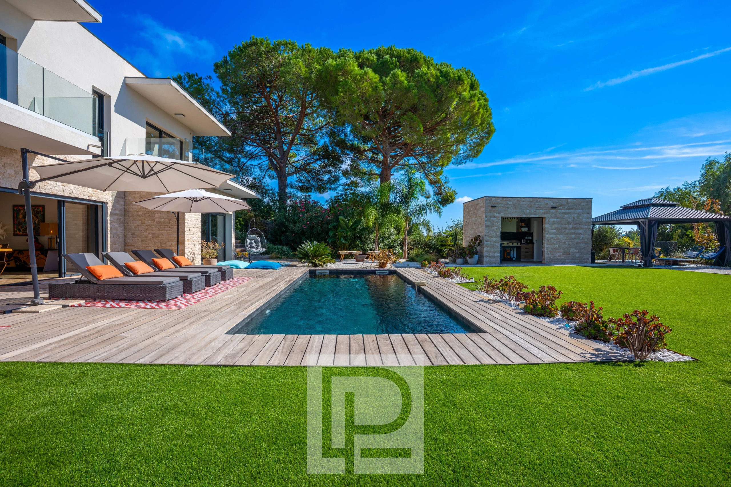 Villa contemporaine à Mougins Villa contemporaine avec piscine et jardin, vue sur collines à Mougins.