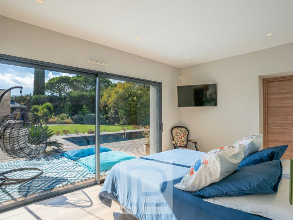 Chambre d'une villa contemporaine avec vue sur le jardin et la piscine à Mougins.