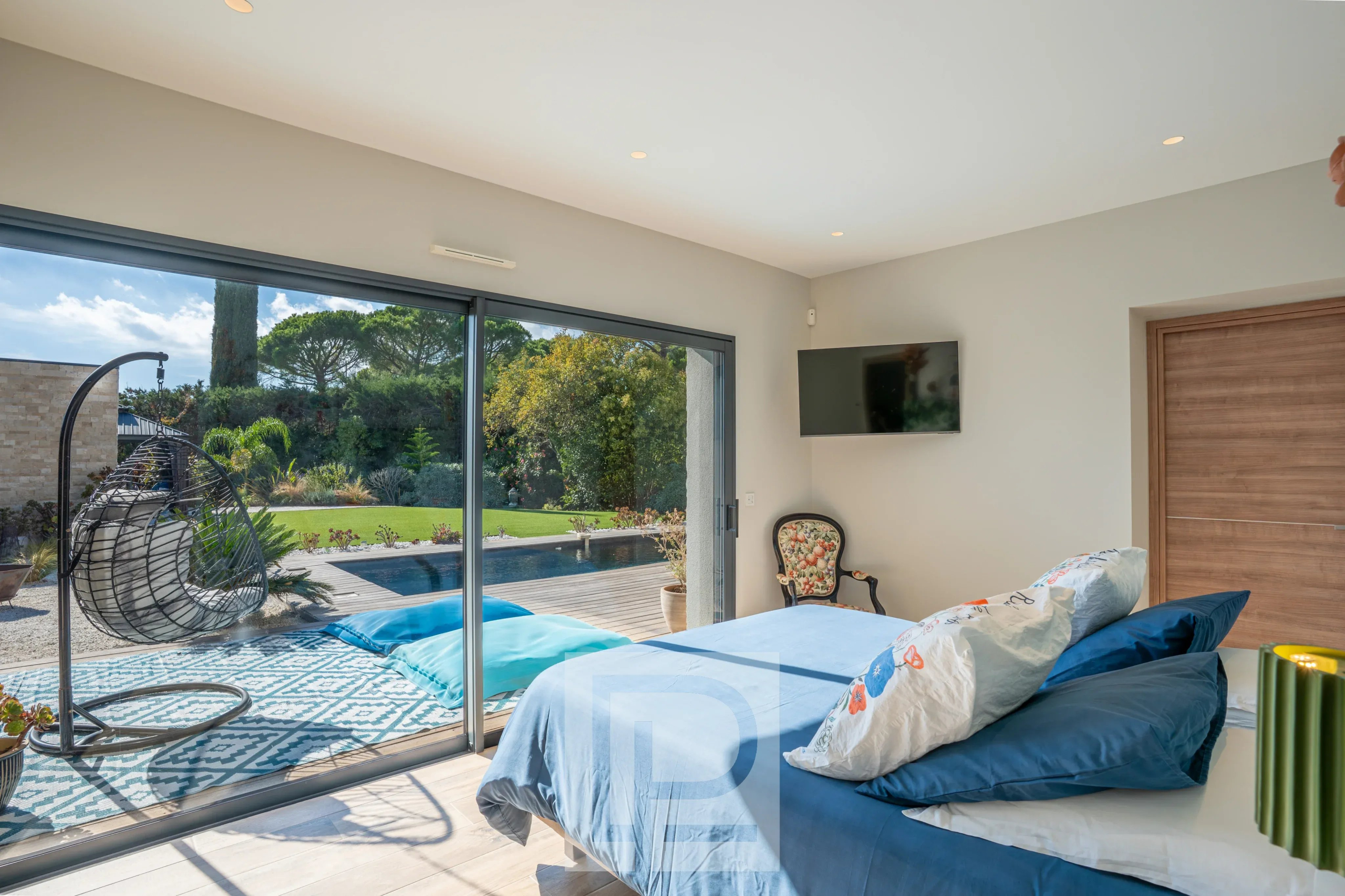 Chambre de villa contemporaine à Mougins Chambre d'une villa contemporaine avec vue sur le jardin et la piscine à Mougins.