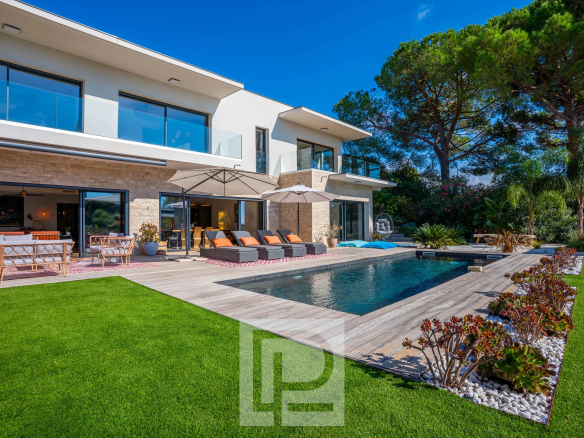 Villa contemporaine avec piscine et terrasse, entourée de verdure à Mougins.
