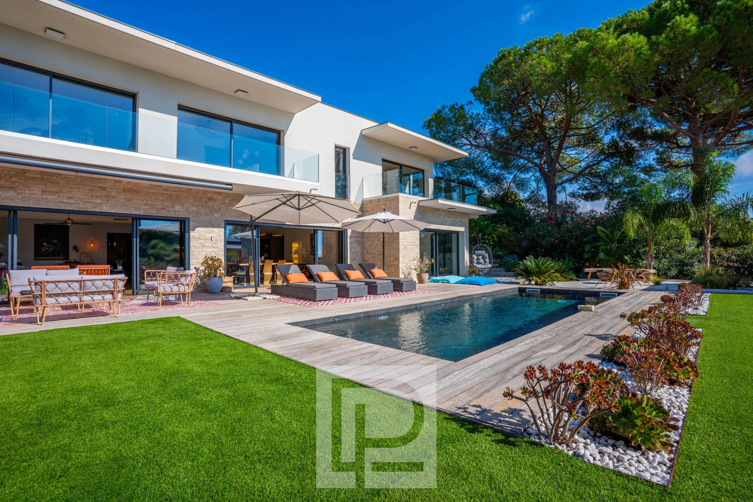 Villa contemporaine à Mougins Villa contemporaine avec piscine et terrasse, entourée de verdure à Mougins.