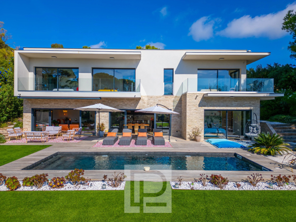 Villa contemporaine avec piscine et espace extérieur à Mougins, vue sur les collines.
