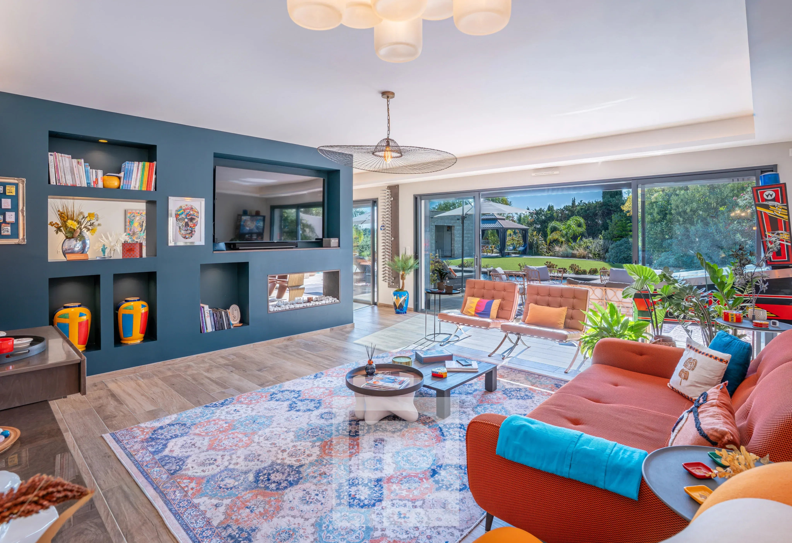 Intérieur d’une villa contemporaine à Mougins Intérieur d'une villa contemporaine à Mougins, salon spacieux avec grandes fenêtres et décoration colorée.