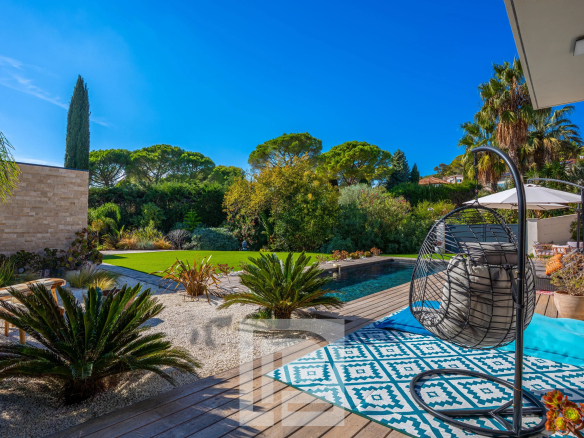 Villa contemporaine avec piscine et jardin à Mougins, vue sur les collines.