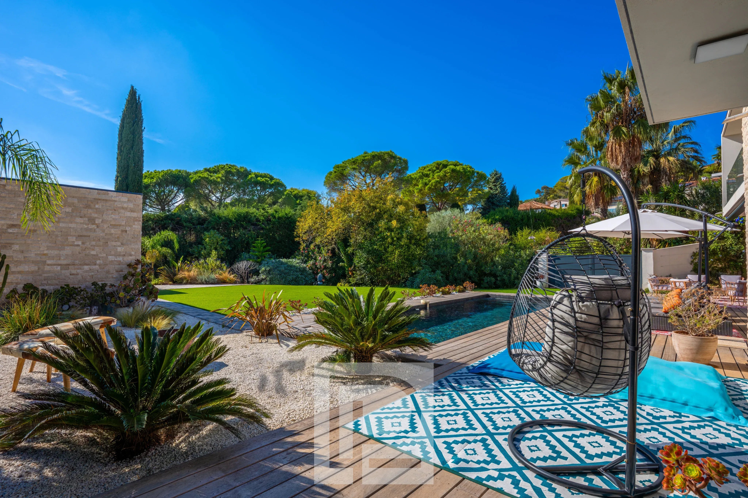 Villa contemporaine à Mougins Villa contemporaine avec piscine et jardin à Mougins, vue sur les collines.