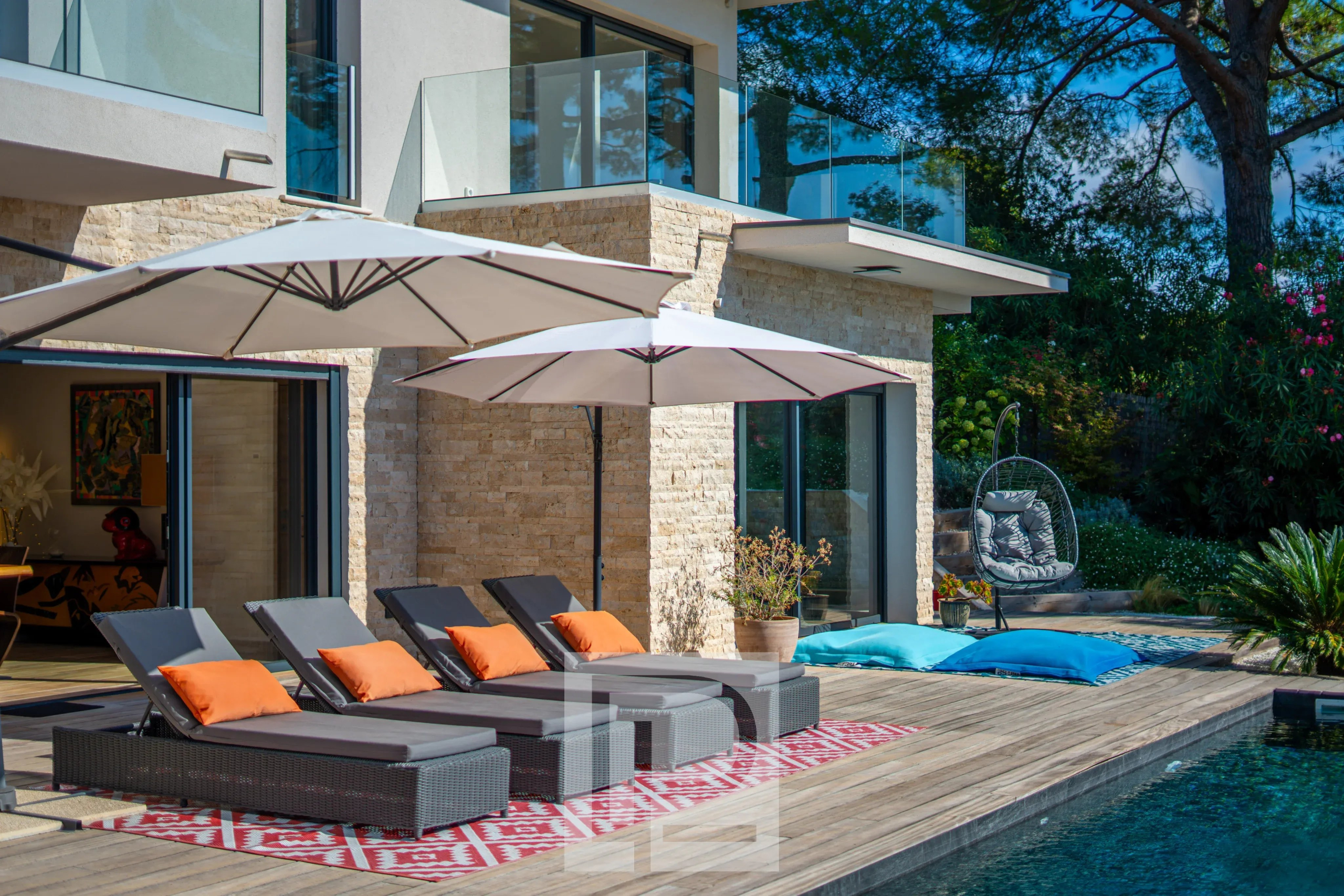 Villa contemporaine à Mougins Villa contemporaine avec piscine, chaises longues et parasols, entourée de verdure à Mougins.