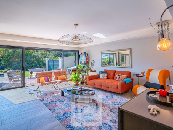 Intérieur d'une villa contemporaine avec salon lumineux et mobilier moderne à Mougins.