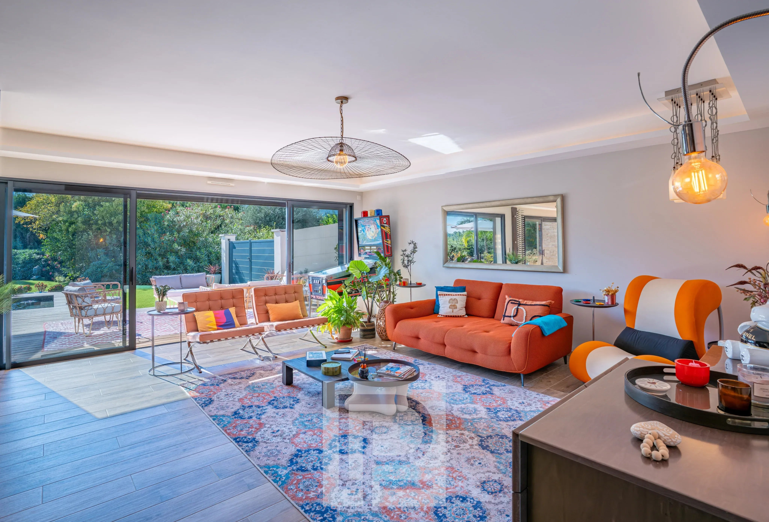Intérieur d’une villa contemporaine à Mougins Intérieur d'une villa contemporaine avec salon lumineux et mobilier moderne à Mougins.