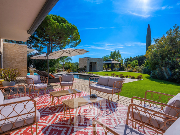 Espace extérieur d'une villa contemporaine avec salon et piscine à Mougins.