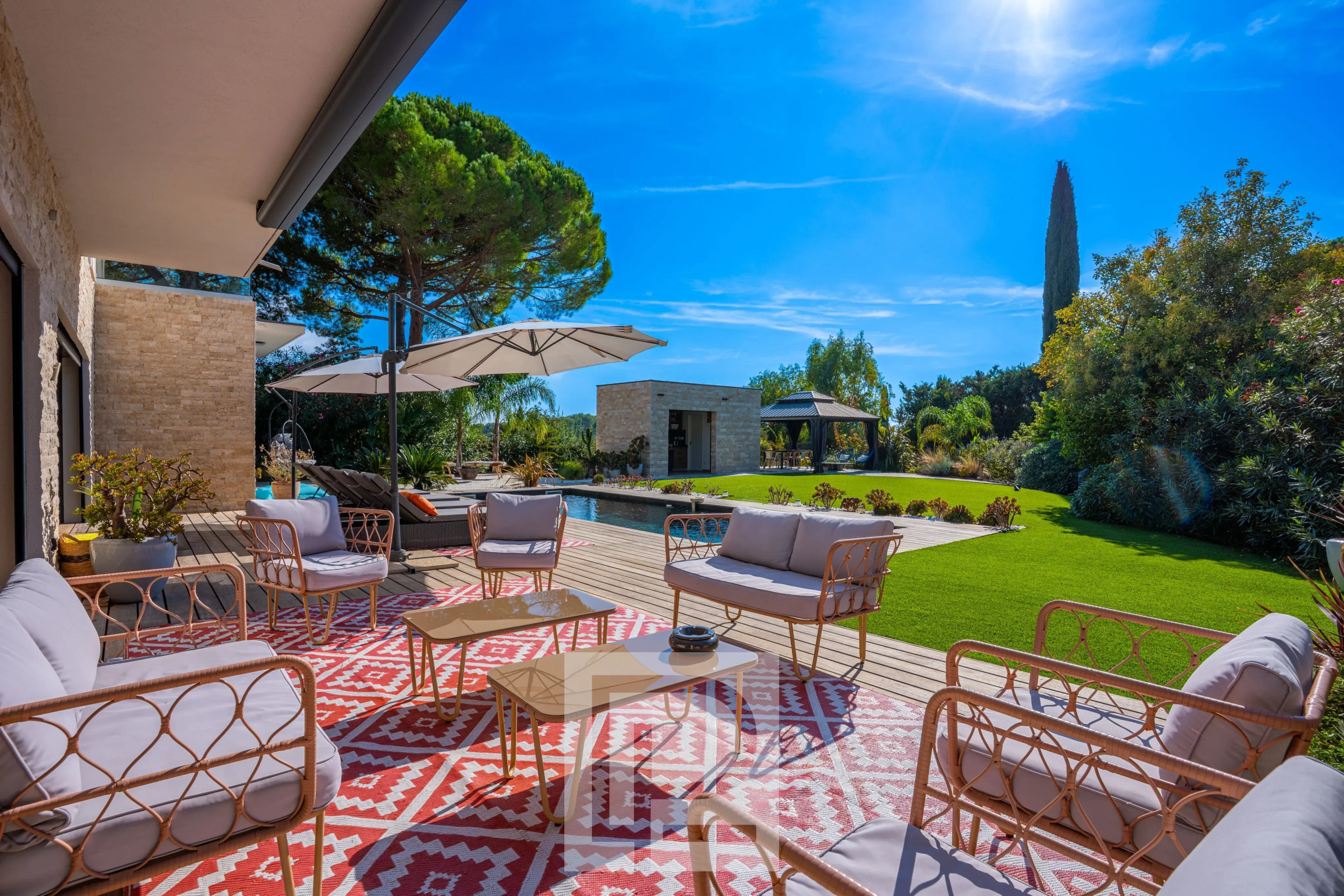 Espace extérieur d’une villa à Mougins Espace extérieur d'une villa contemporaine avec salon et piscine à Mougins.