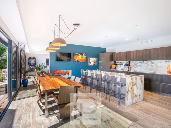 Intérieur d'une villa contemporaine avec cuisine ouverte et salle à manger, à Mougins.