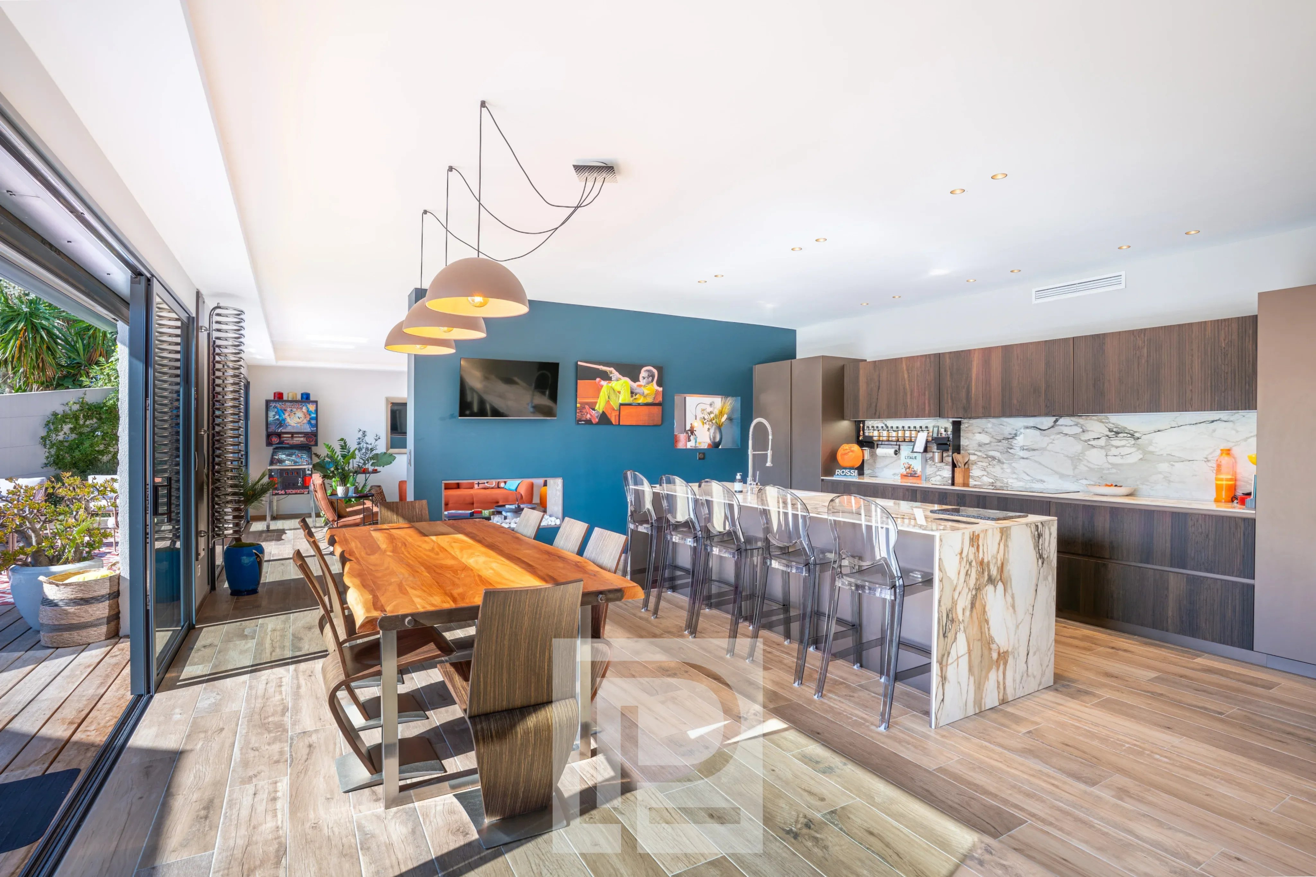 Intérieur d’une villa contemporaine à Mougins Intérieur d'une villa contemporaine avec cuisine ouverte et salle à manger, à Mougins.