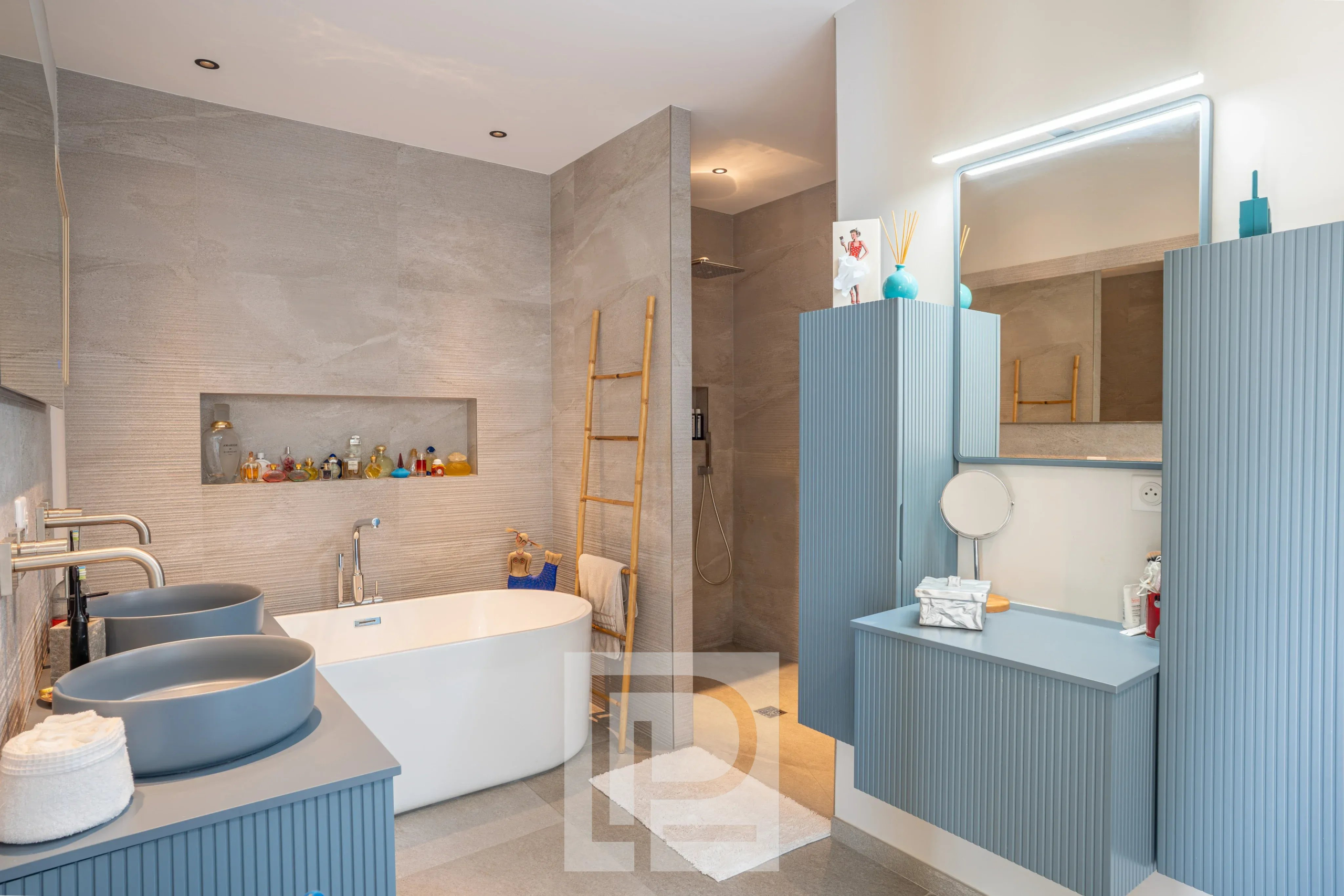 Salle de bain contemporaine Salle de bain moderne avec baignoire et meubles contemporains.