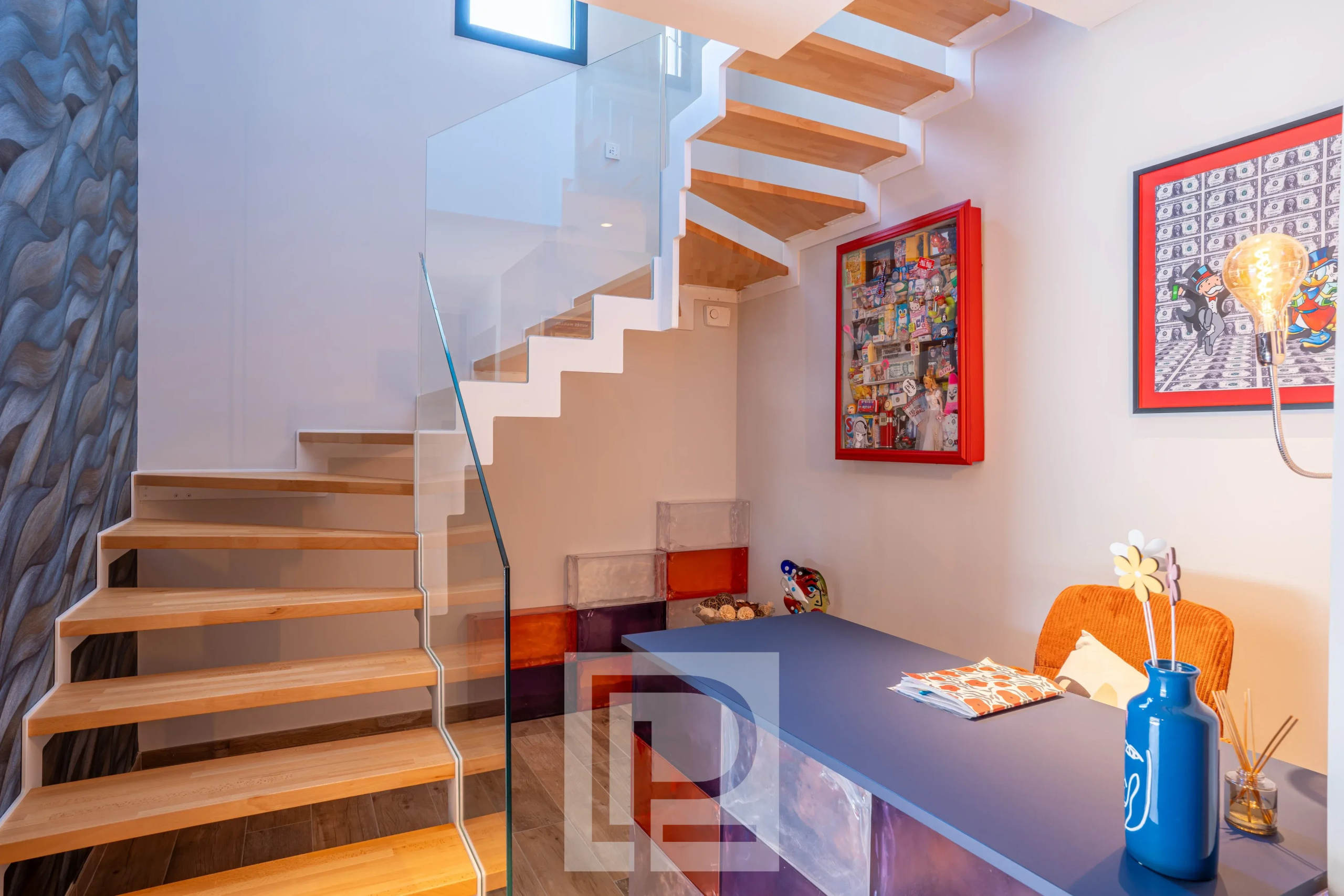 Intérieur d’une villa contemporaine à Mougins Intérieur d'une villa contemporaine avec un escalier en bois et un bureau moderne.