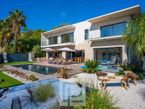 Villa contemporaine avec piscine, terrasse et jardin à Mougins.