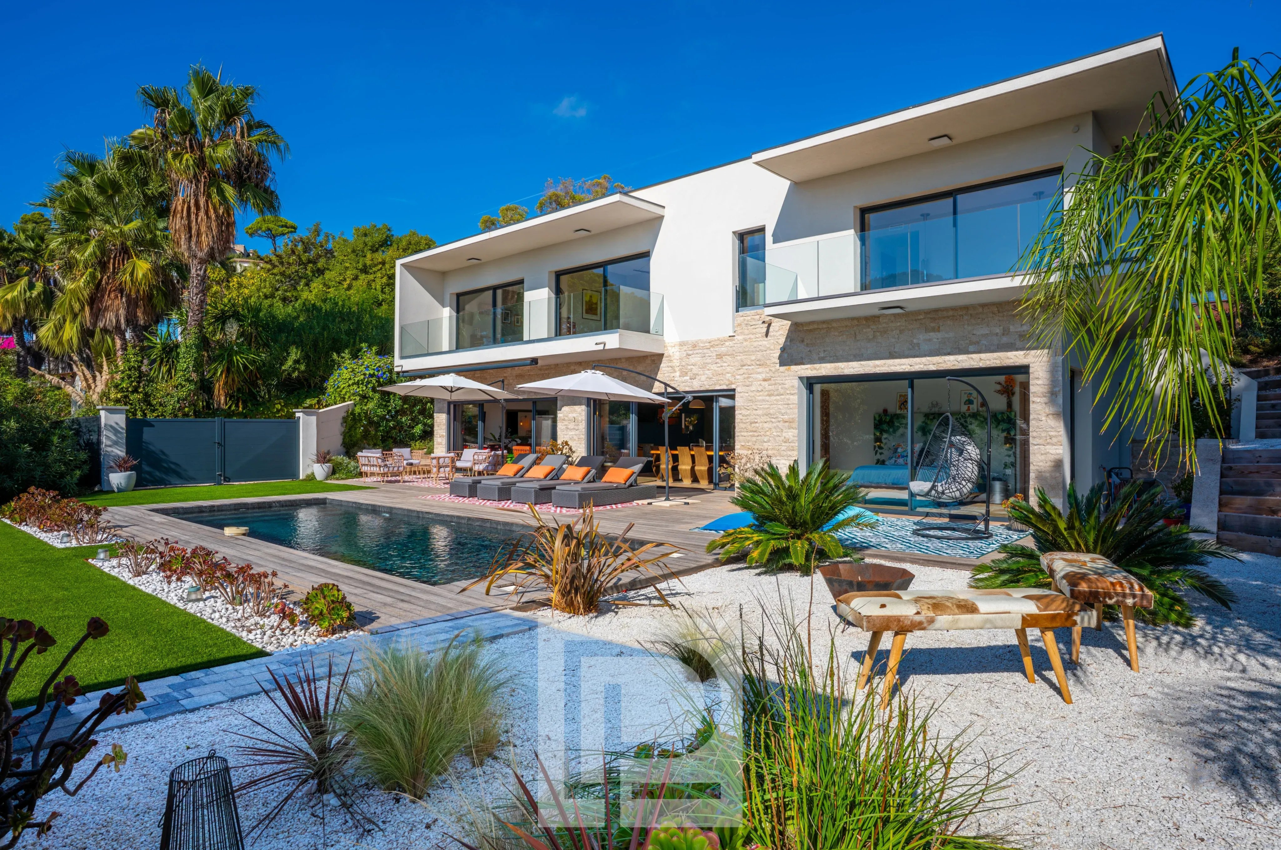 Villa contemporaine à Mougins Villa contemporaine avec piscine, terrasse et jardin à Mougins.