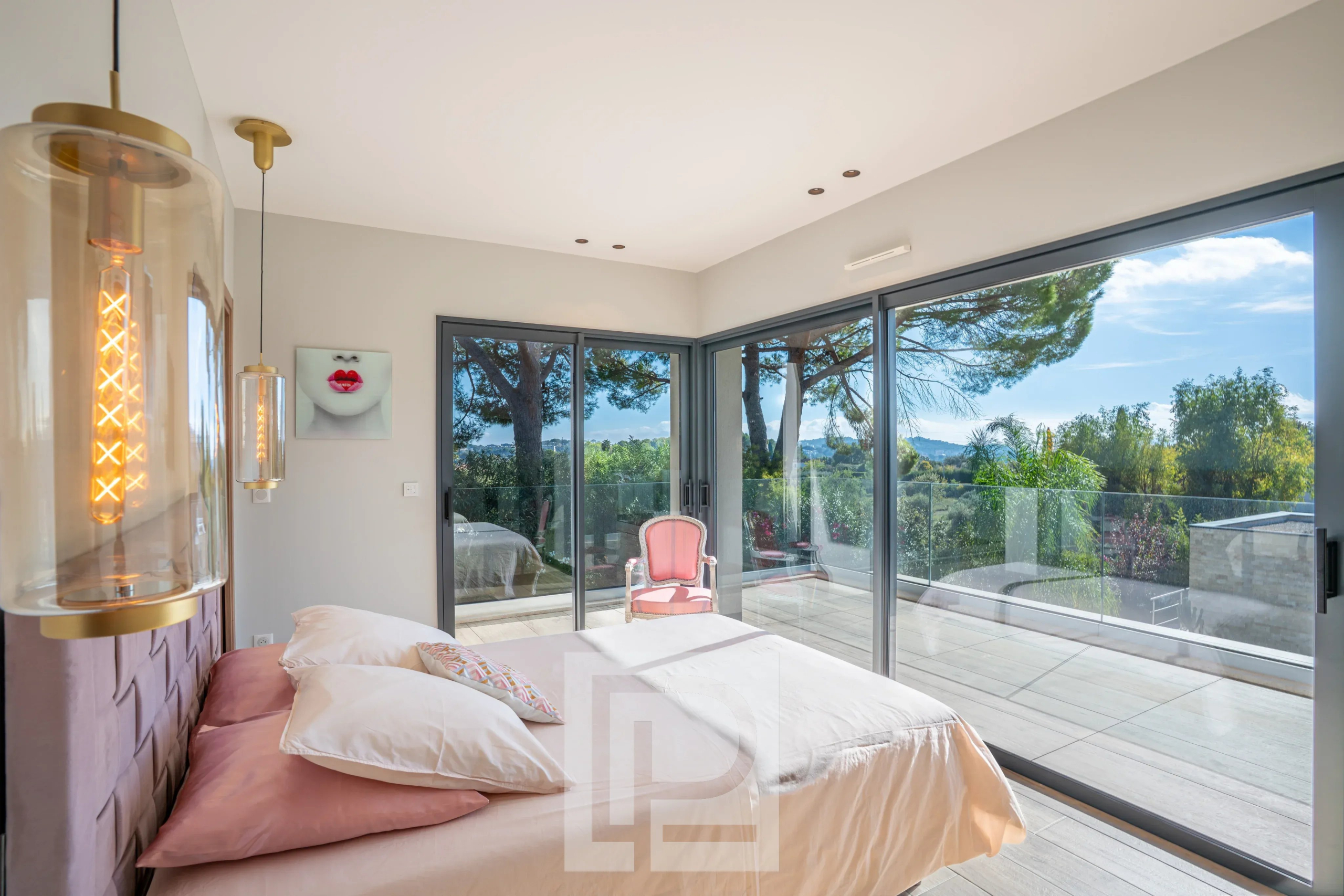 Chambre d’une villa contemporaine à Mougins Chambre lumineuse d'une villa contemporaine avec vue sur les collines à Mougins.