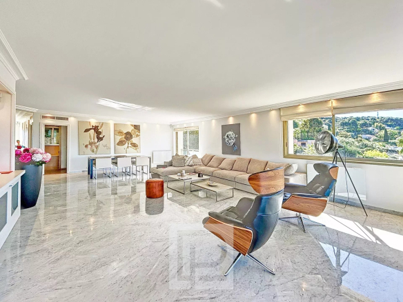 Intérieur d'un appartement moderne avec salon lumineux et vue sur la mer, quartier Victoria, Le Cannet.