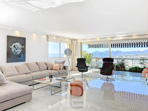 Salon lumineux avec vue panoramique sur la mer, situé dans une résidence de standing au Cannet.