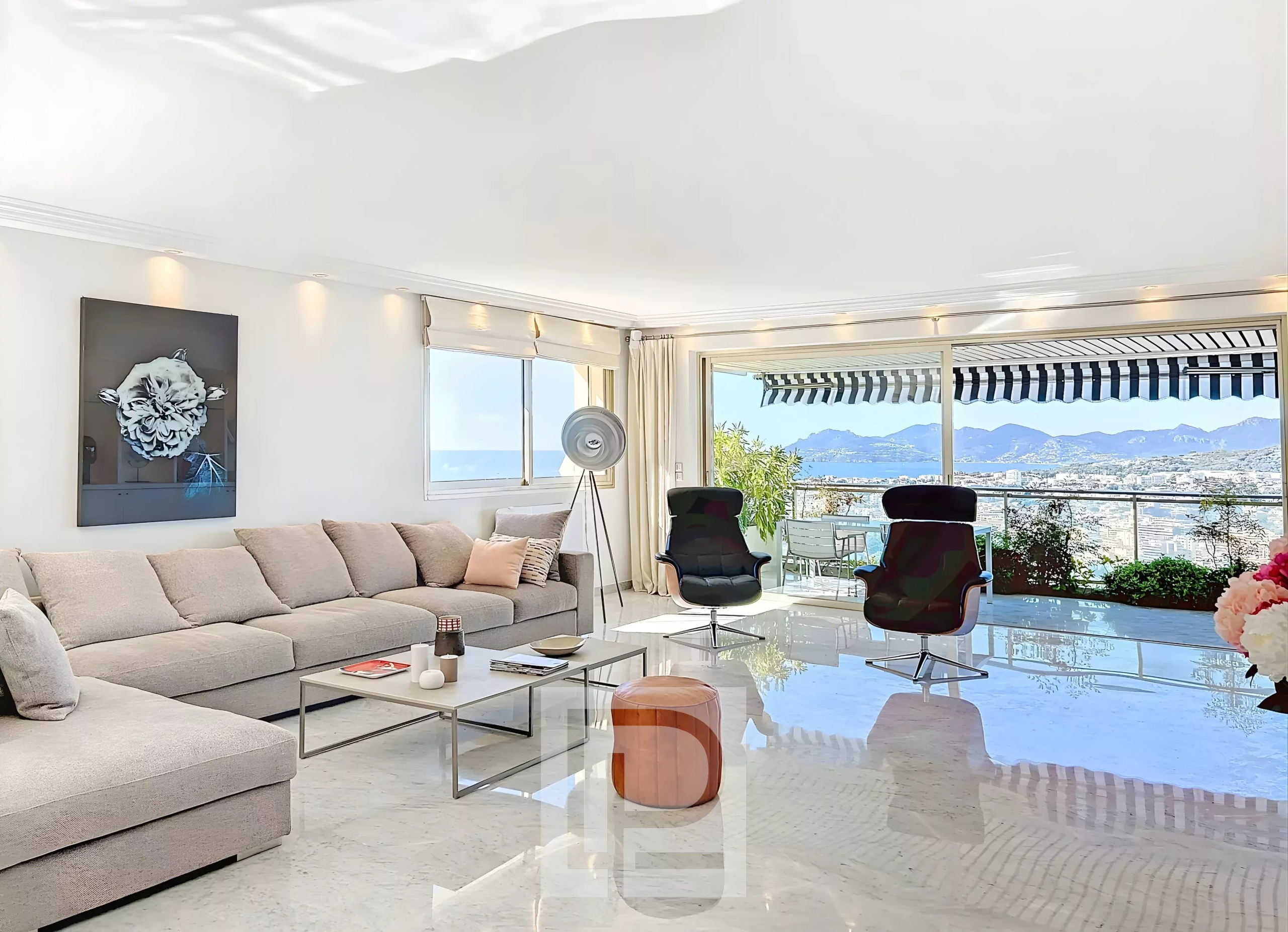 Salon avec vue mer au Cannet Salon lumineux avec vue panoramique sur la mer, situé dans une résidence de standing au Cannet.